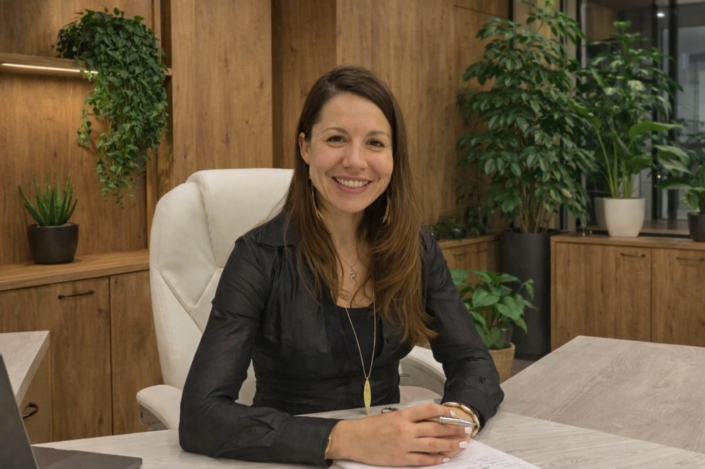 Jana Růžková u pracovního stolu v kanceláři